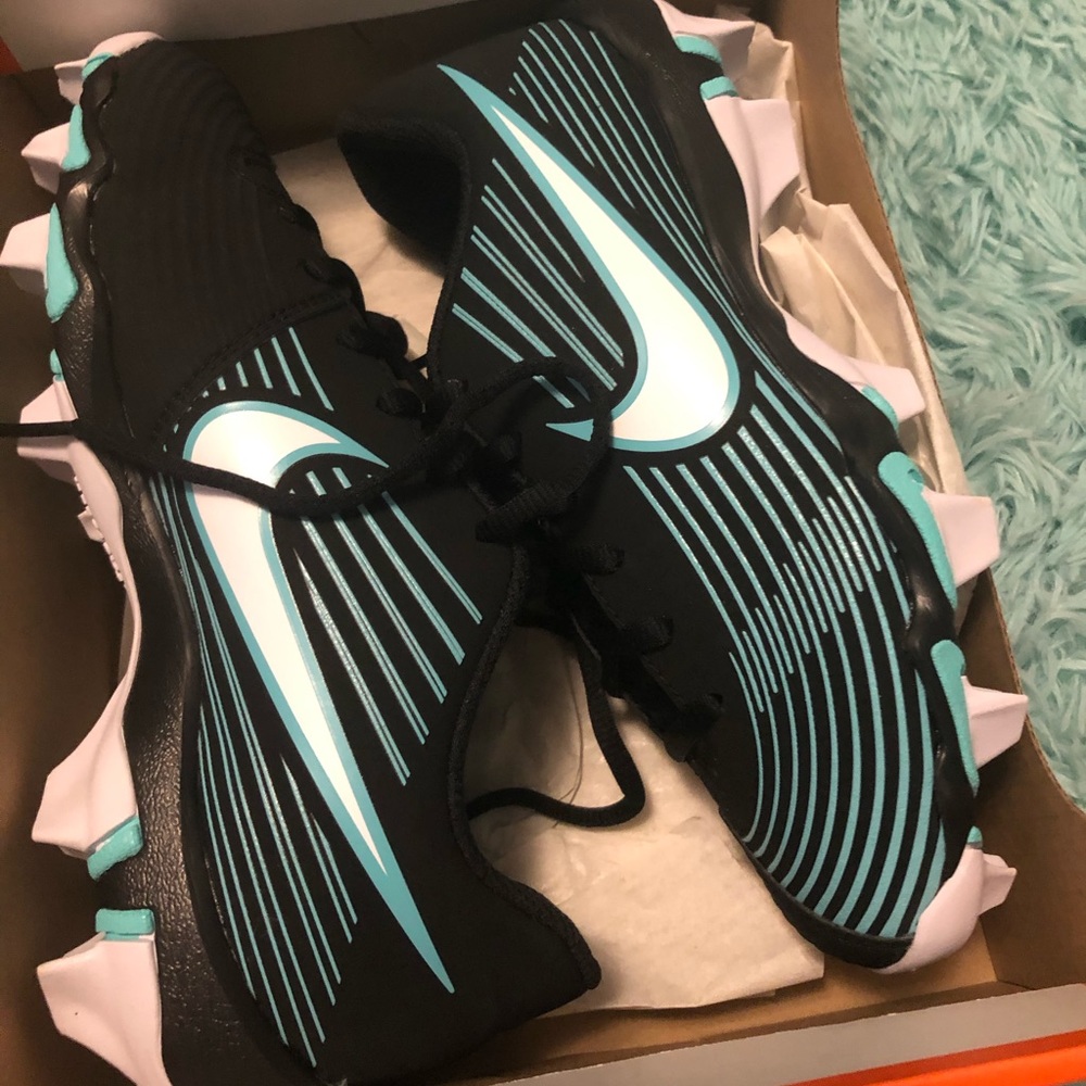 NWT Girls Nike Softball Cleats